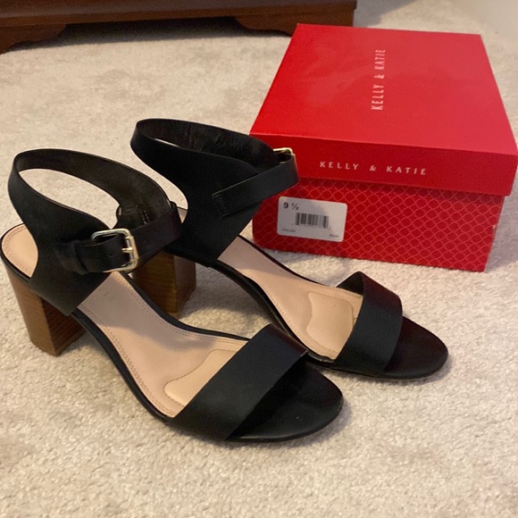 Kelly & Katie Shoes - Kelly & Katie 9.5 black w/stacked 3” heel sandals